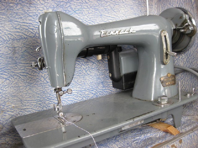 SEWING MACHINE, Grey Pinnack (in Grey Case)